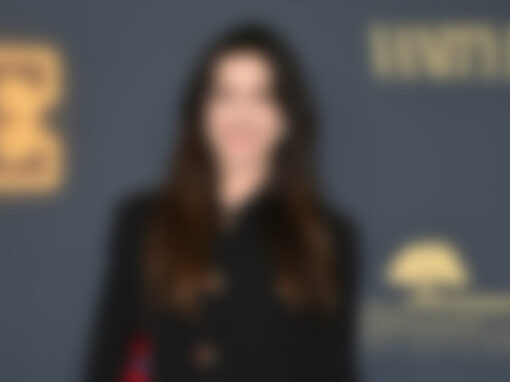 Anne Hathaway und Cillian Murphy: Sie sind die neuen Gesichter der Versace Icons-Kampagne Anne Hathaway und Cillian Murphy: Sie sind die neuen Gesichter der Versace Icons-Kampagne