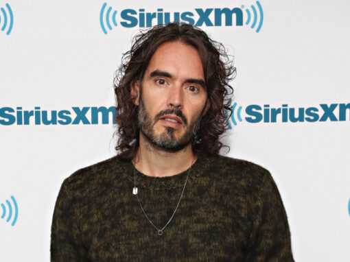 Russell Brand plädiert auf nicht schuldig in Vergewaltigungs- und Missbrauchsanklagen Russell Brand plädiert auf nicht schuldig in Vergewaltigungs- und Missbrauchsanklagen