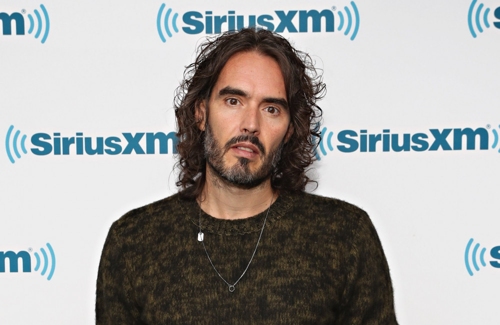 Russell Brand plädiert auf nicht schuldig in Vergewaltigungs- und Missbrauchsanklagen
