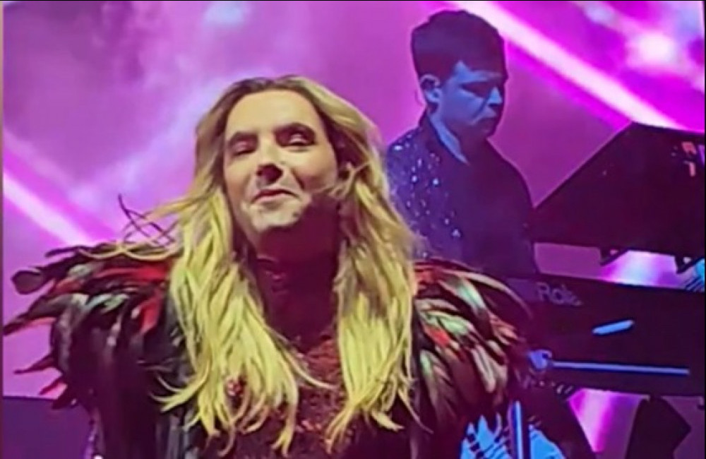 Bill Kaulitz berichtet über seine wilde Party im Familienhotel