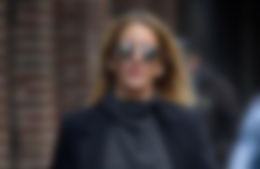 Ellie Goulding trägt nur schwarze Outfits im Aufnahmestudio