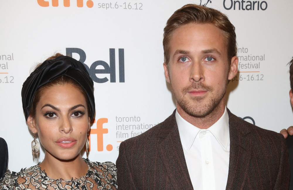 Eva Mendes entlarvt KI-Bild von Ryan Gosling und Johnny Depp als Fälschung