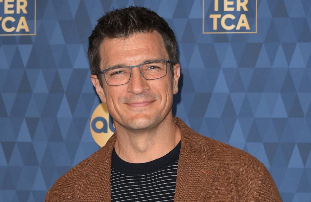 Jason Bateman half Nathan Fillion unfreiwillig aus einem Strafzettel heraus
